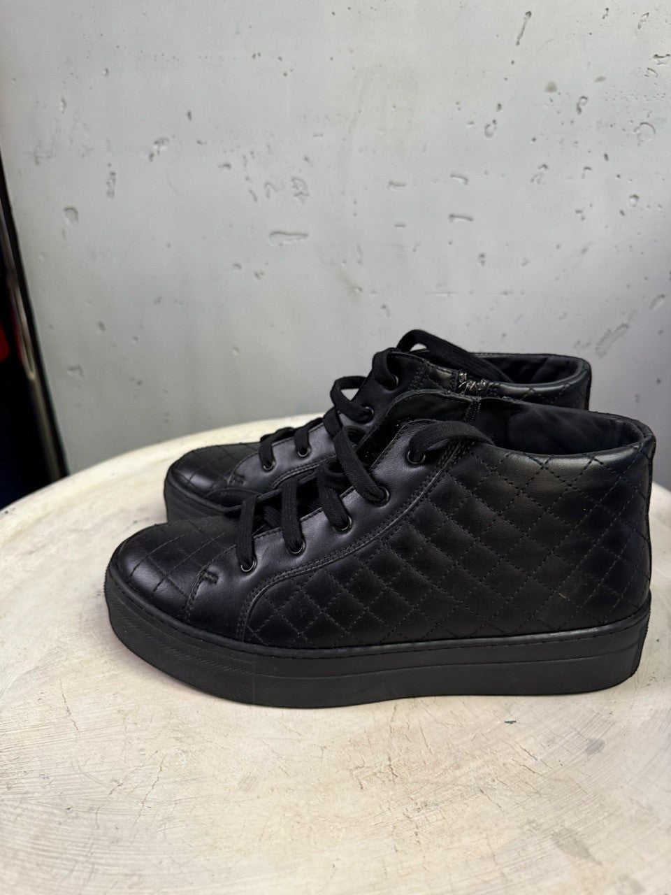 BERLIN VINTAGE CORNER black quilted high-top platform sneakers with lace-up front and side zipper detail.