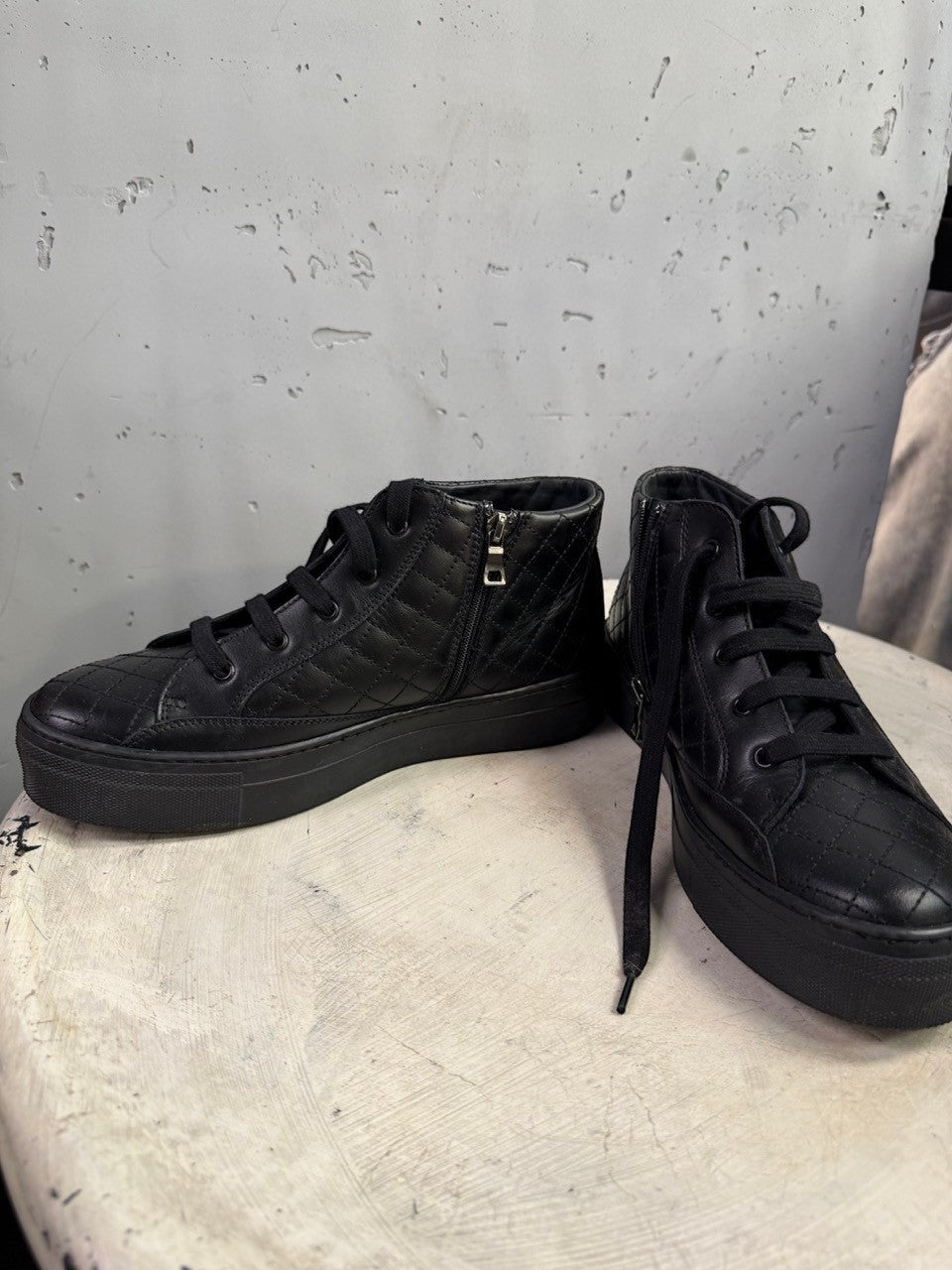 BERLIN VINTAGE CORNER black quilted high-top platform sneakers with side zipper and lace-up closure.