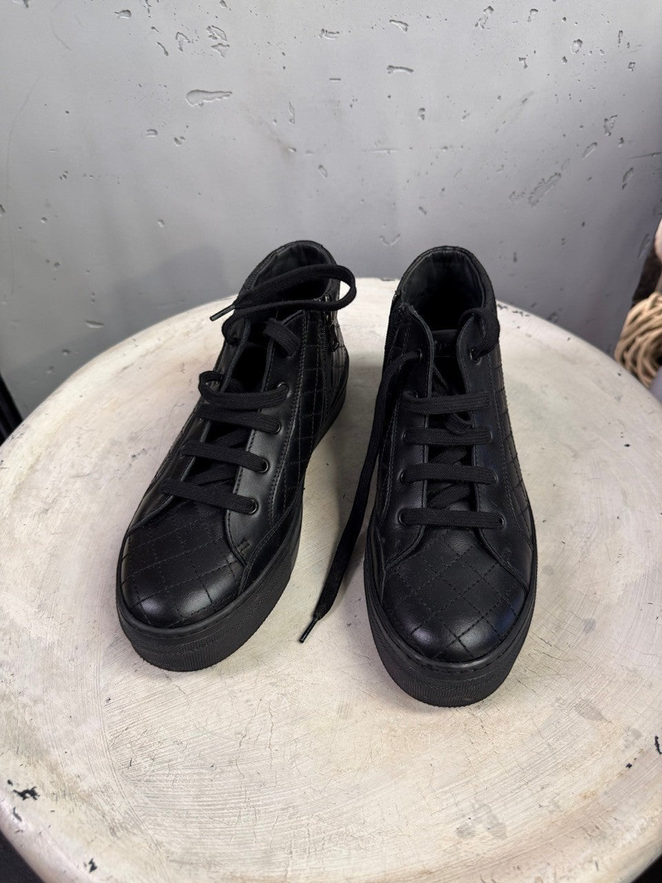 BERLIN VINTAGE CORNER black quilted high-top platform sneakers with lace-up front and side zipper detail.