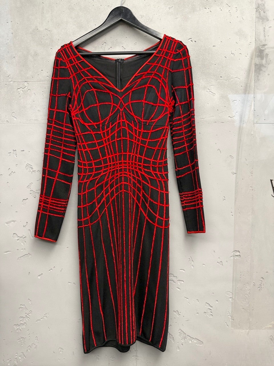 BERLIN VINTAGE CORNER black and red knit midi dress with geometric pattern, V-neckline, and long sleeves.