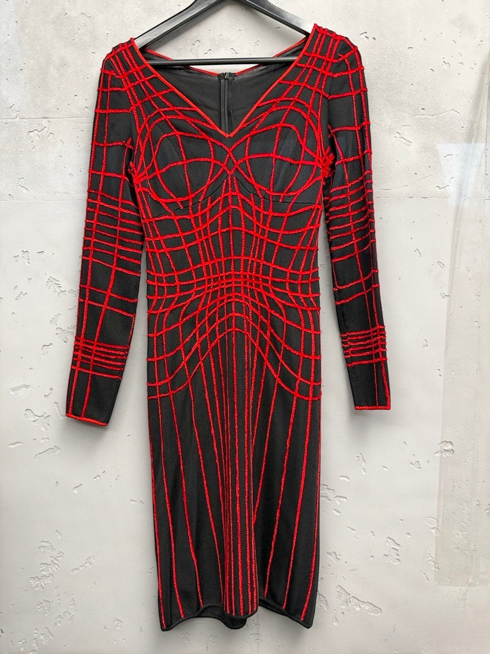 BERLIN VINTAGE CORNER black and red long-sleeved knit midi dress with V-neck and geometric grid pattern.