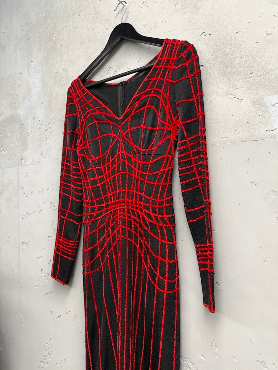 BERLIN VINTAGE CORNER black knit midi dress with red geometric grid pattern and V-neckline.