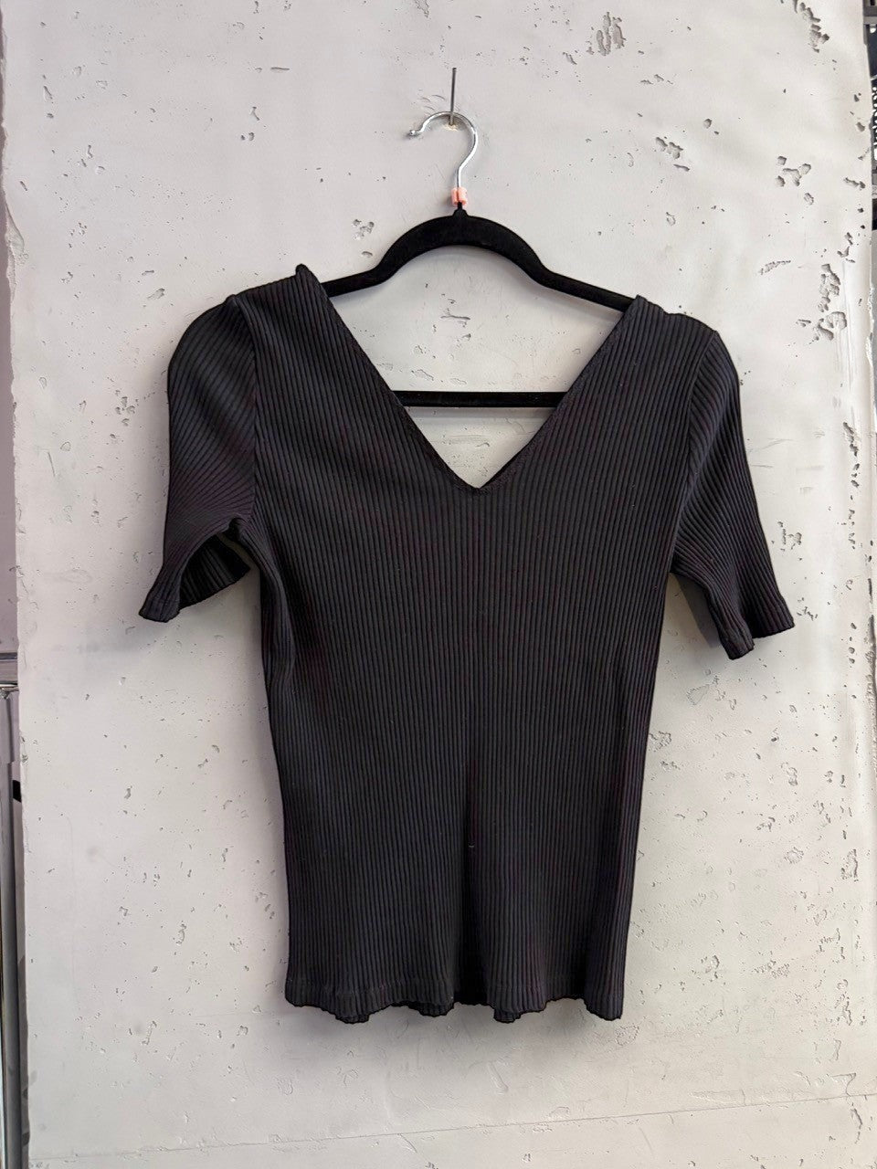 BERLIN VINTAGE CORNER black ribbed V-neck short sleeve knit top with a flattering fit.
