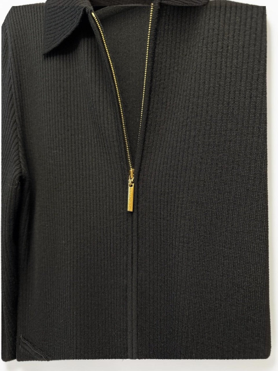 BERLIN VINTAGE CORNER black ribbed knit zip-front cardigan with collar and gold zipper detail.