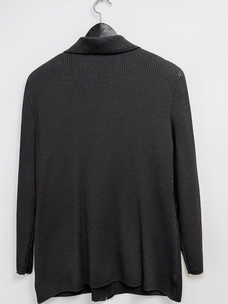 BERLIN VINTAGE CORNER black ribbed knit zip-front cardigan with collar and pockets.