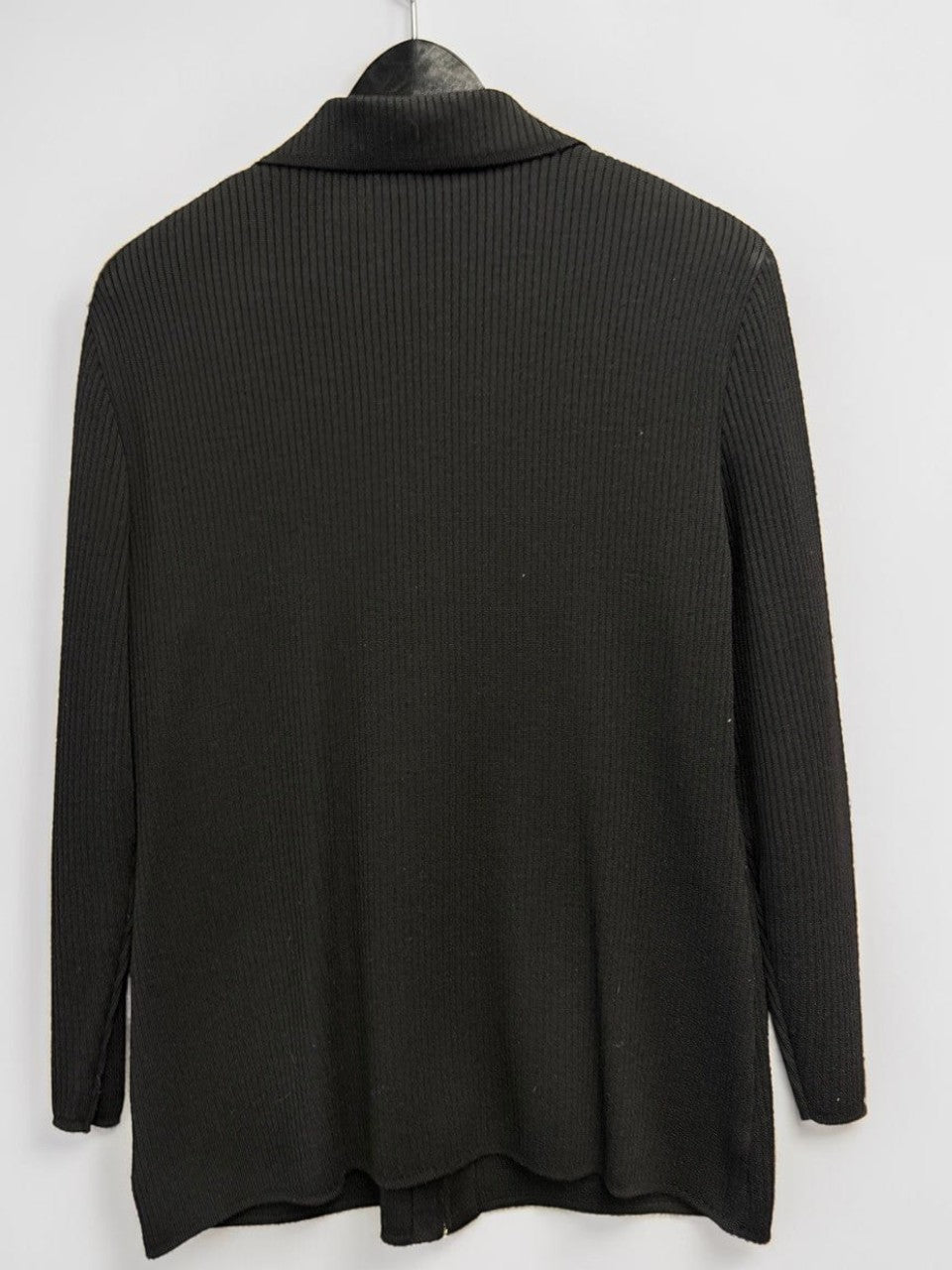 BERLIN VINTAGE CORNER black ribbed knit zip-front cardigan with collar and pockets.