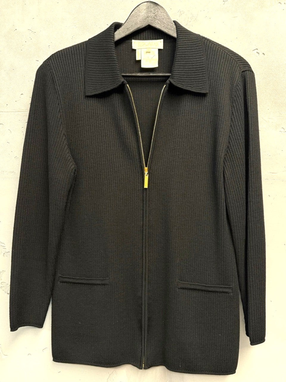 BERLIN VINTAGE CORNER black ribbed zip-front cardigan with collar and pockets.