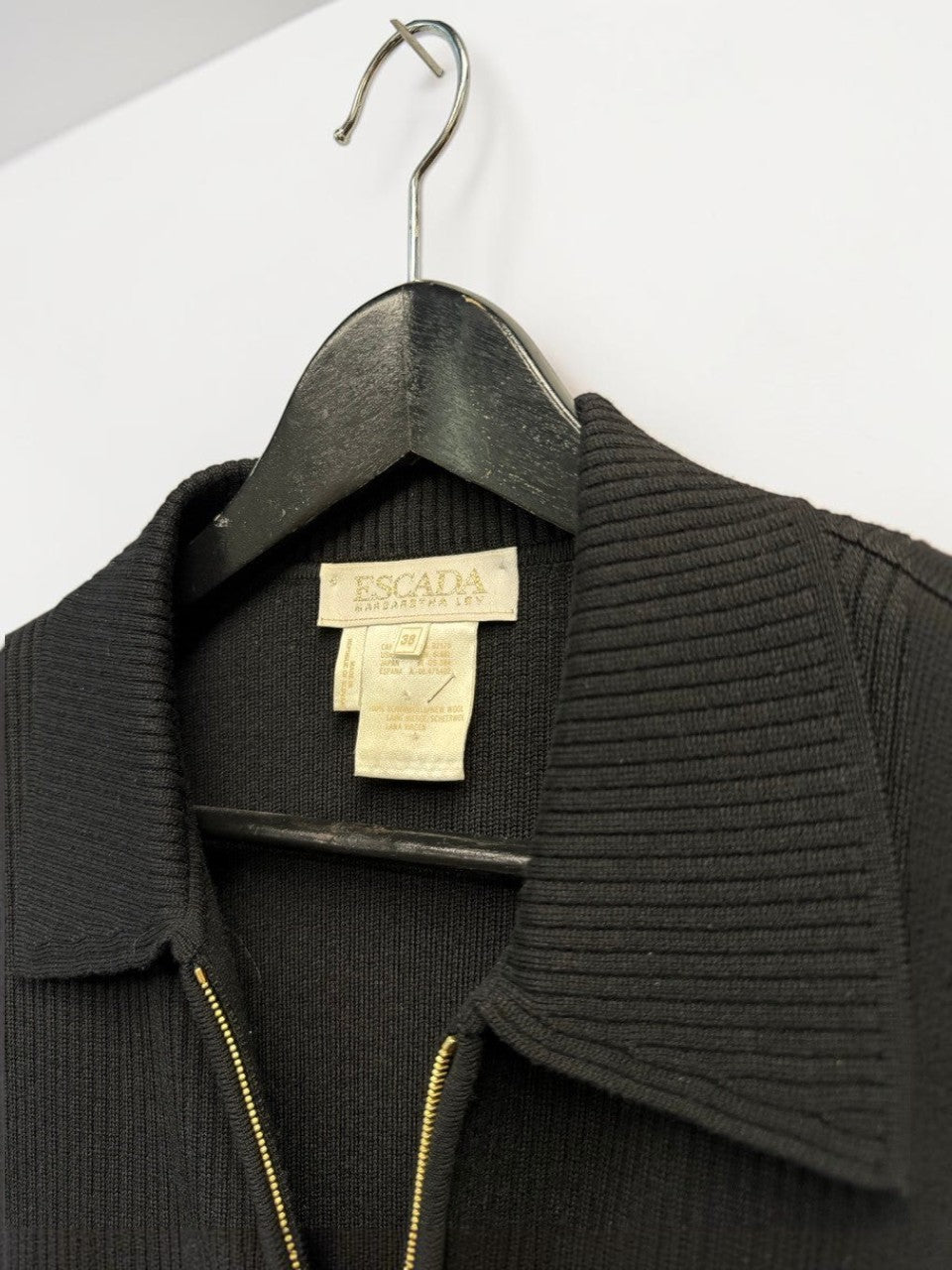 BERLIN VINTAGE CORNER black ribbed knit zip-front cardigan with collar and gold zipper.