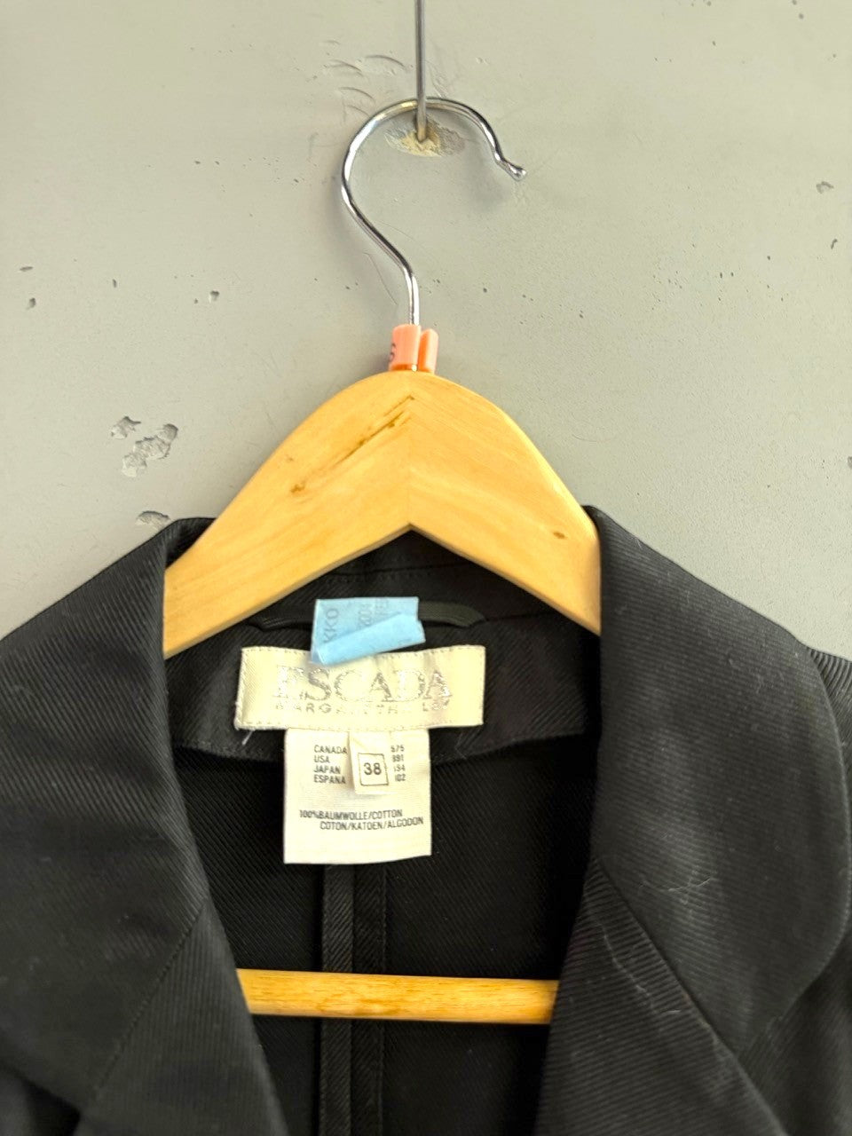 BERLIN VINTAGE CORNER black cotton blend short sleeve blazer with lapel and single button closure.