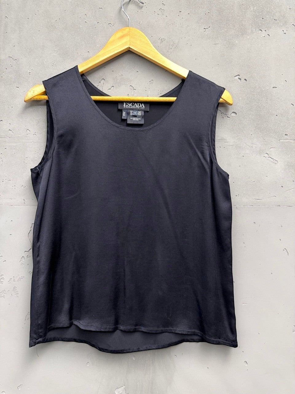 BERLIN VINTAGE CORNER black 100% silk sleeveless tank top with scoop neckline and relaxed fit.
