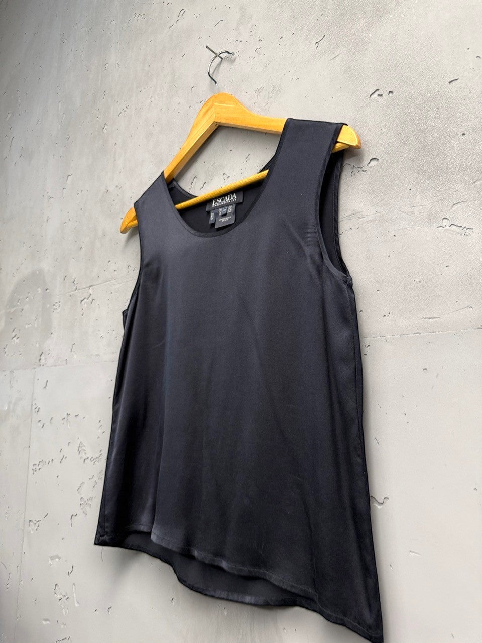 BERLIN VINTAGE CORNER black 100% silk sleeveless scoop neck tank top with a relaxed fit and subtle sheen.