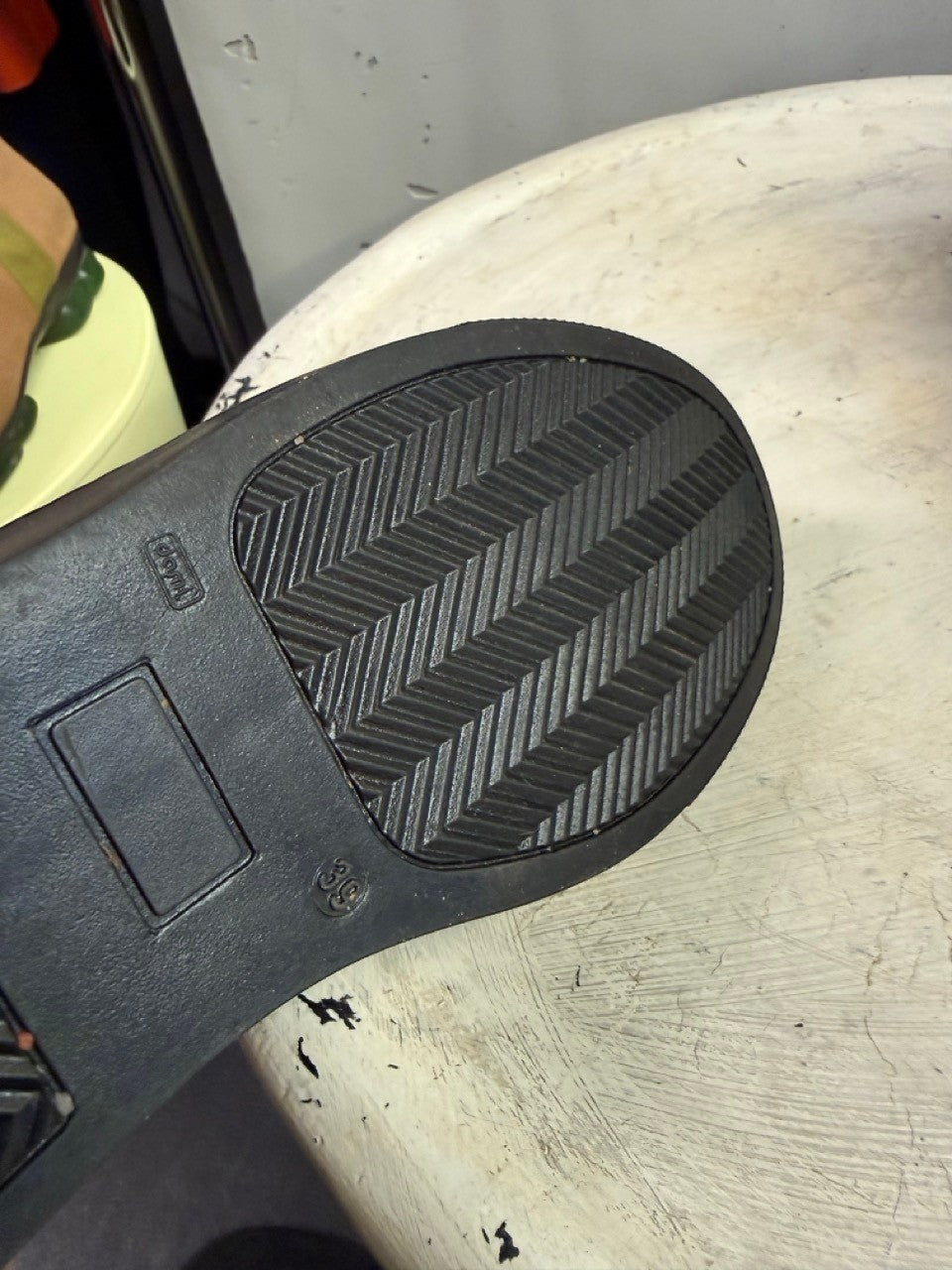BERLIN VINTAGE CORNER black sneaker rubber sole with herringbone tread pattern and size 39 marking