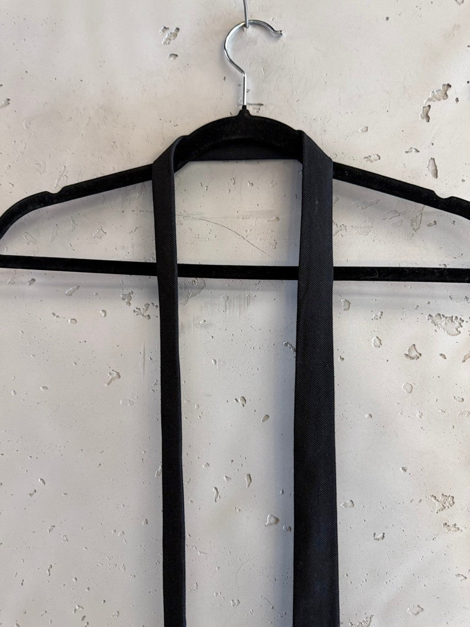 BERLIN VINTAGE CORNER black tie with white stripes on the tip, made of durable fabric.