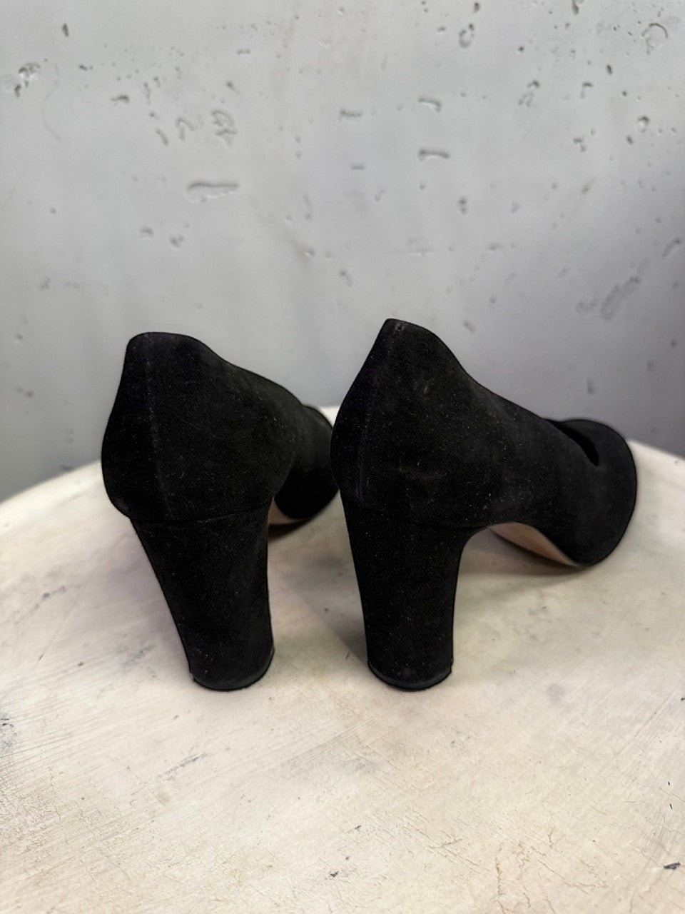 BERLIN VINTAGE CORNER black suede Walter Steiger block heel pumps viewed from the back