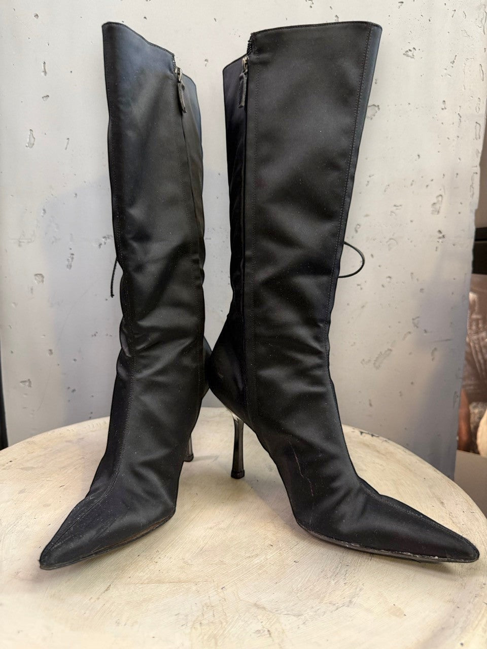 BERLIN VINTAGE CORNER black suede knee-high boots with pointed toe and stiletto heel, side zipper and lace-up back detail.
