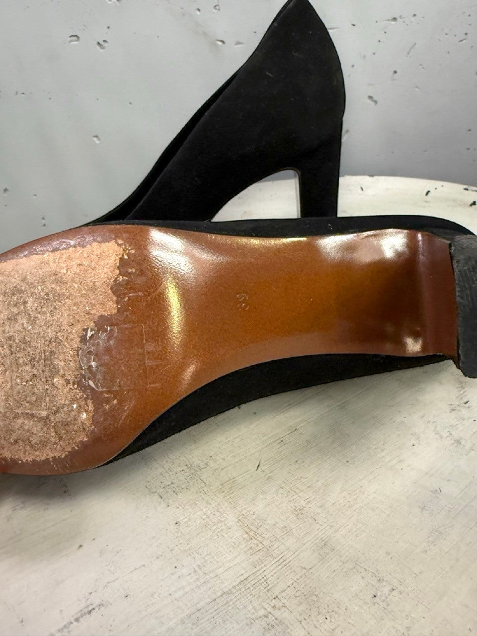 BERLIN VINTAGE CORNER black suede Walter Steiger pumps showing the brown leather sole and block heel detail.