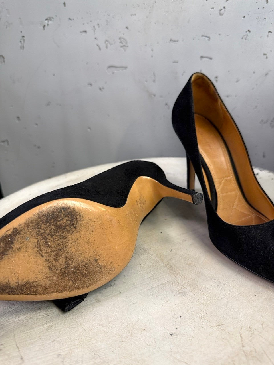 BERLIN VINTAGE CORNER black suede stiletto pumps with pointed toe and bow detail on a white surface