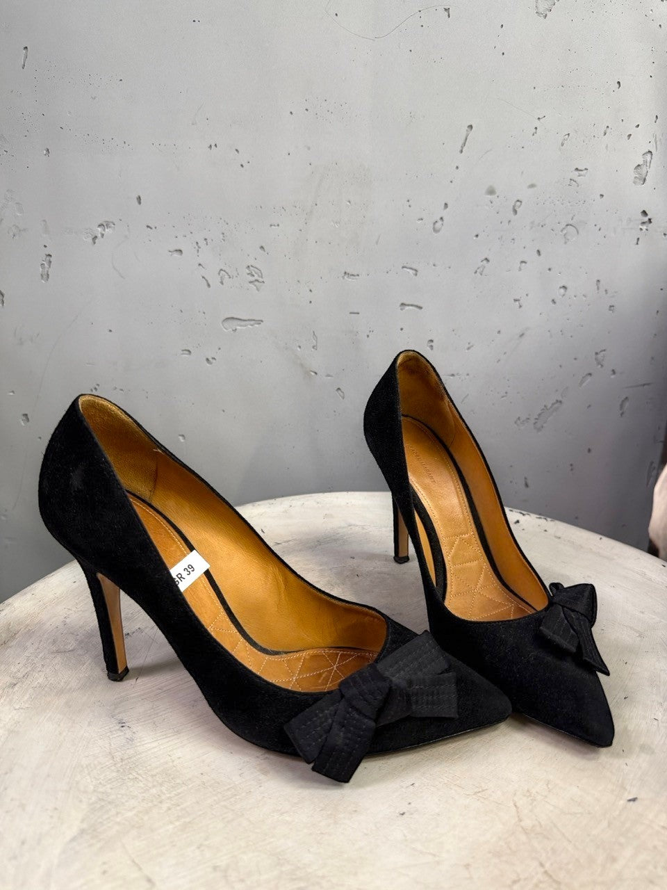 BERLIN VINTAGE CORNER black suede ISABEL MARANT stiletto pumps with pointed toe and decorative bow detail