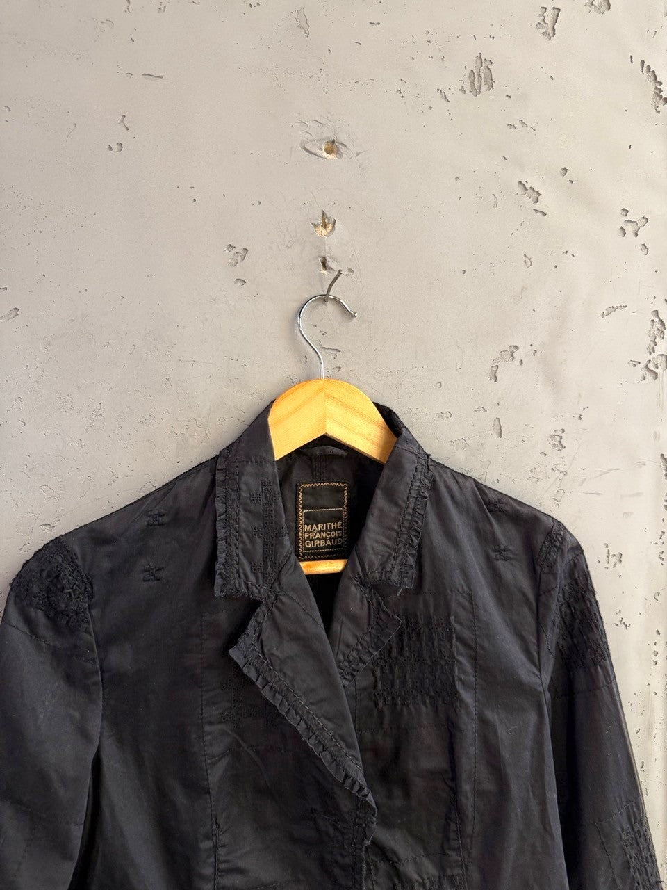 BERLIN VINTAGE CORNER black Marithé François Girbaud tailored blazer with tonal embroidery and patchwork details.