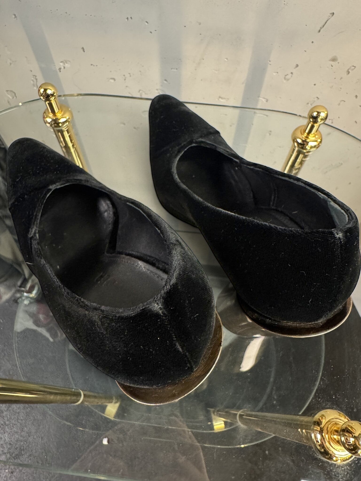 BERLIN VINTAGE CORNER Jil Sander black velvet pumps with a sculptural metallic gold block heel and pointed toe.