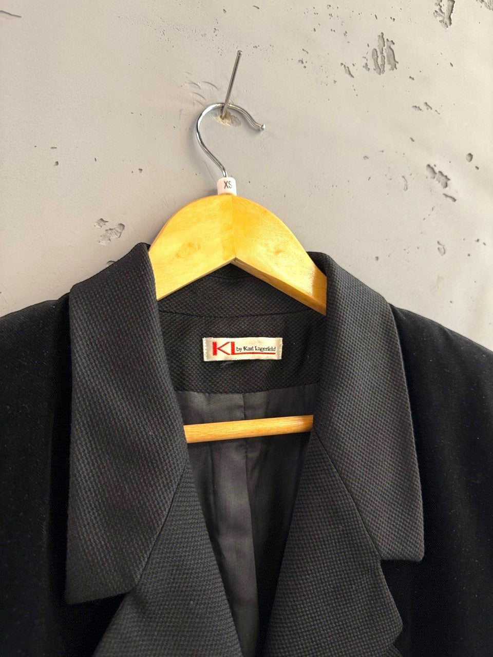 BERLIN VINTAGE CORNER black textured blazer jacket with velvet trim and lapels, notched collar, three-button closure.