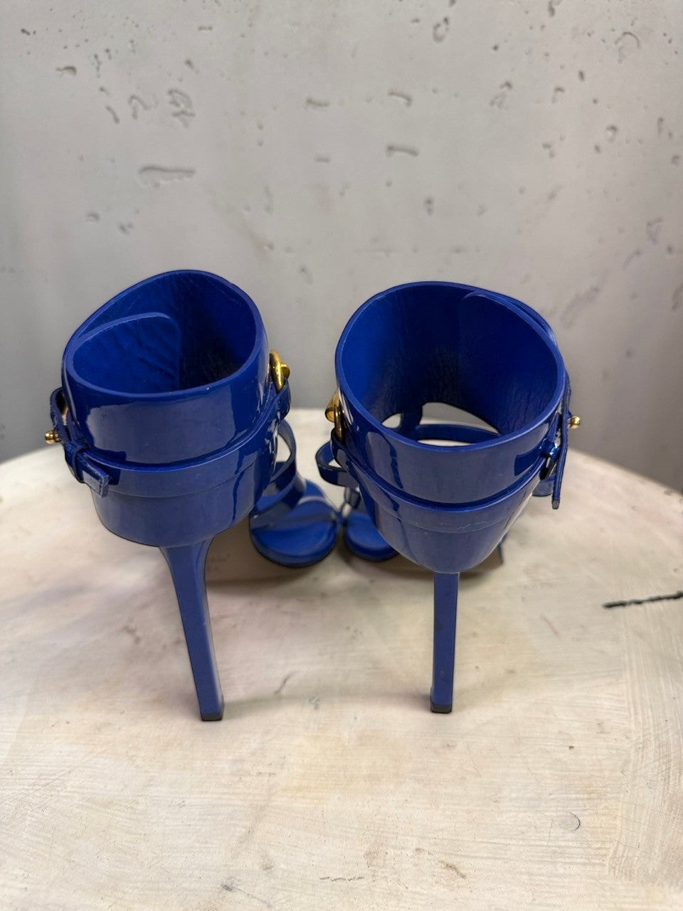 BERLIN VINTAGE CORNER blue patent leather Gucci high-heel sandals with gold horsebit detail and ankle cuffs