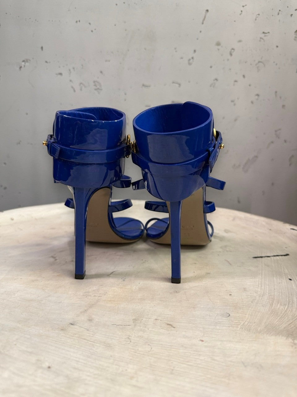 BERLIN VINTAGE CORNER blue patent leather Gucci high-heel sandals with ankle cuffs and gold horsebit hardware