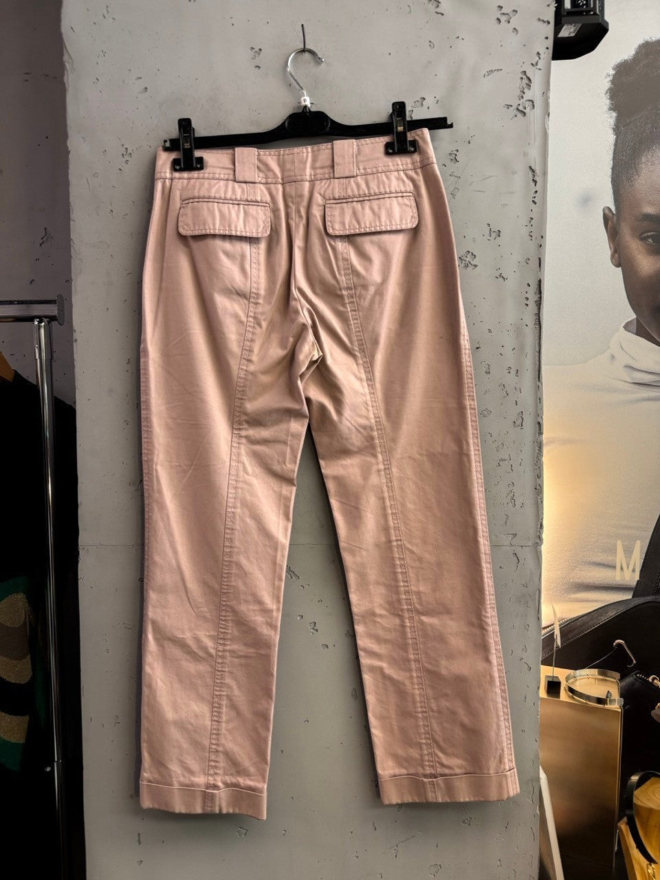 BERLIN VINTAGE CORNER blush pink cotton twill cropped trousers with straight leg and back pockets.