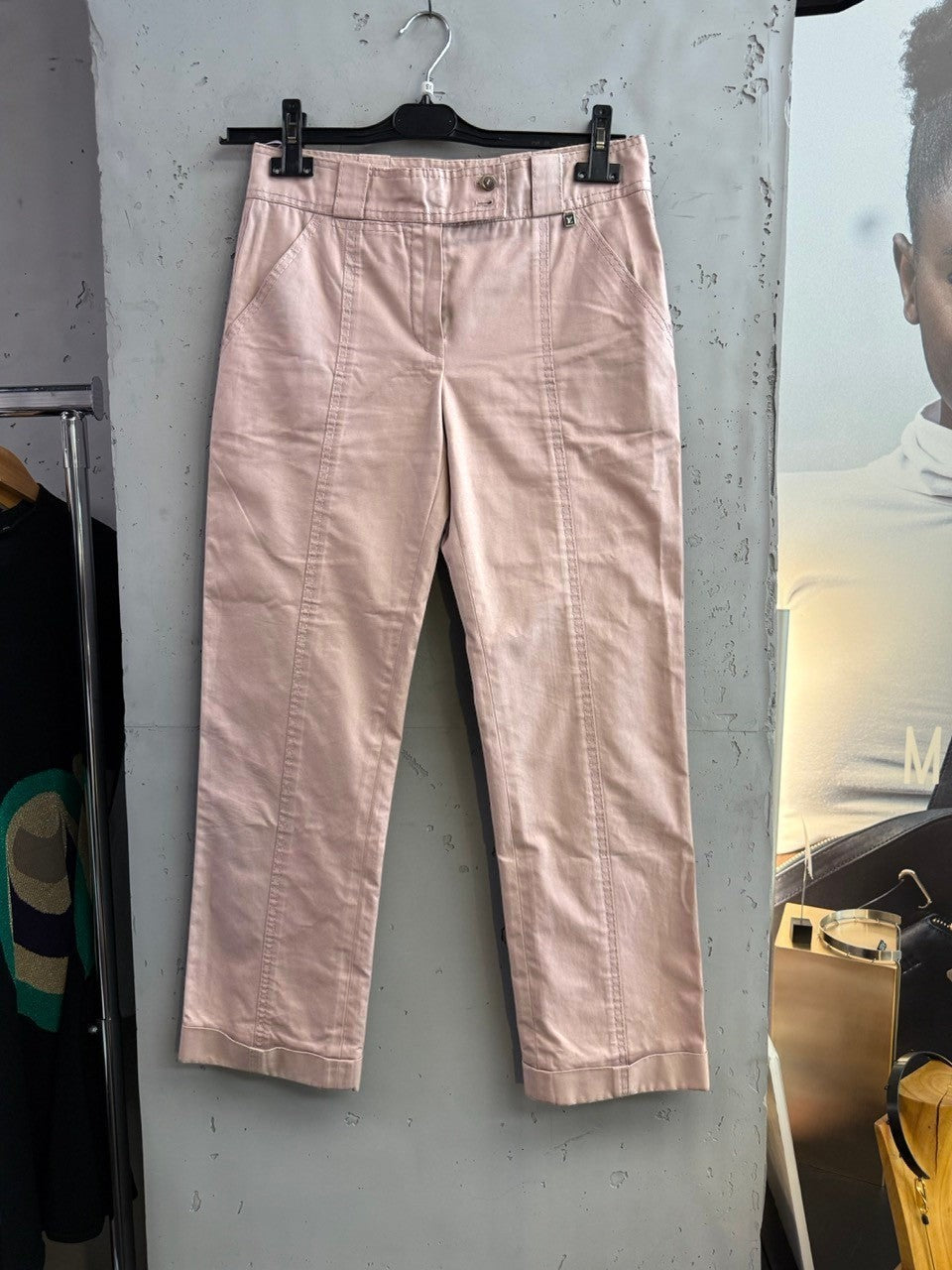 BERLIN VINTAGE CORNER blush pink cotton twill cropped trousers with straight leg and seam detailing.