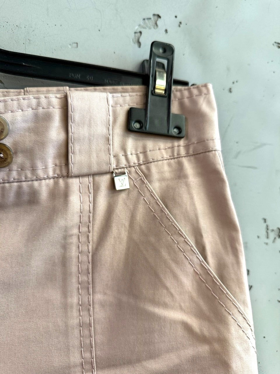BERLIN VINTAGE CORNER blush pink cotton twill cropped trousers with subtle seam detailing and LV logo charm.