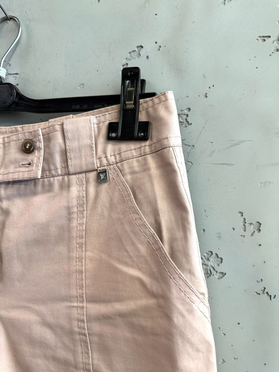 BERLIN VINTAGE CORNER blush pink cotton twill cropped trousers with subtle seam detailing and LV logo charm.