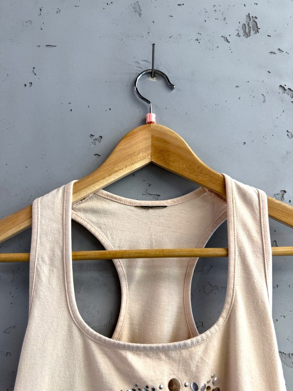 BERLIN VINTAGE CORNER blush pink racerback tank top with embellished logo detail. Soft, breathable fabric.