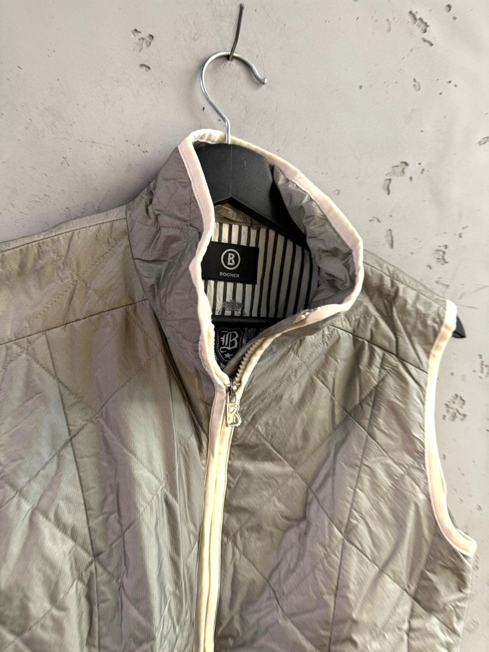 BERLIN VINTAGE CORNER grey Bogner diamond-quilted zip-up vest with white piping and striped interior lining.