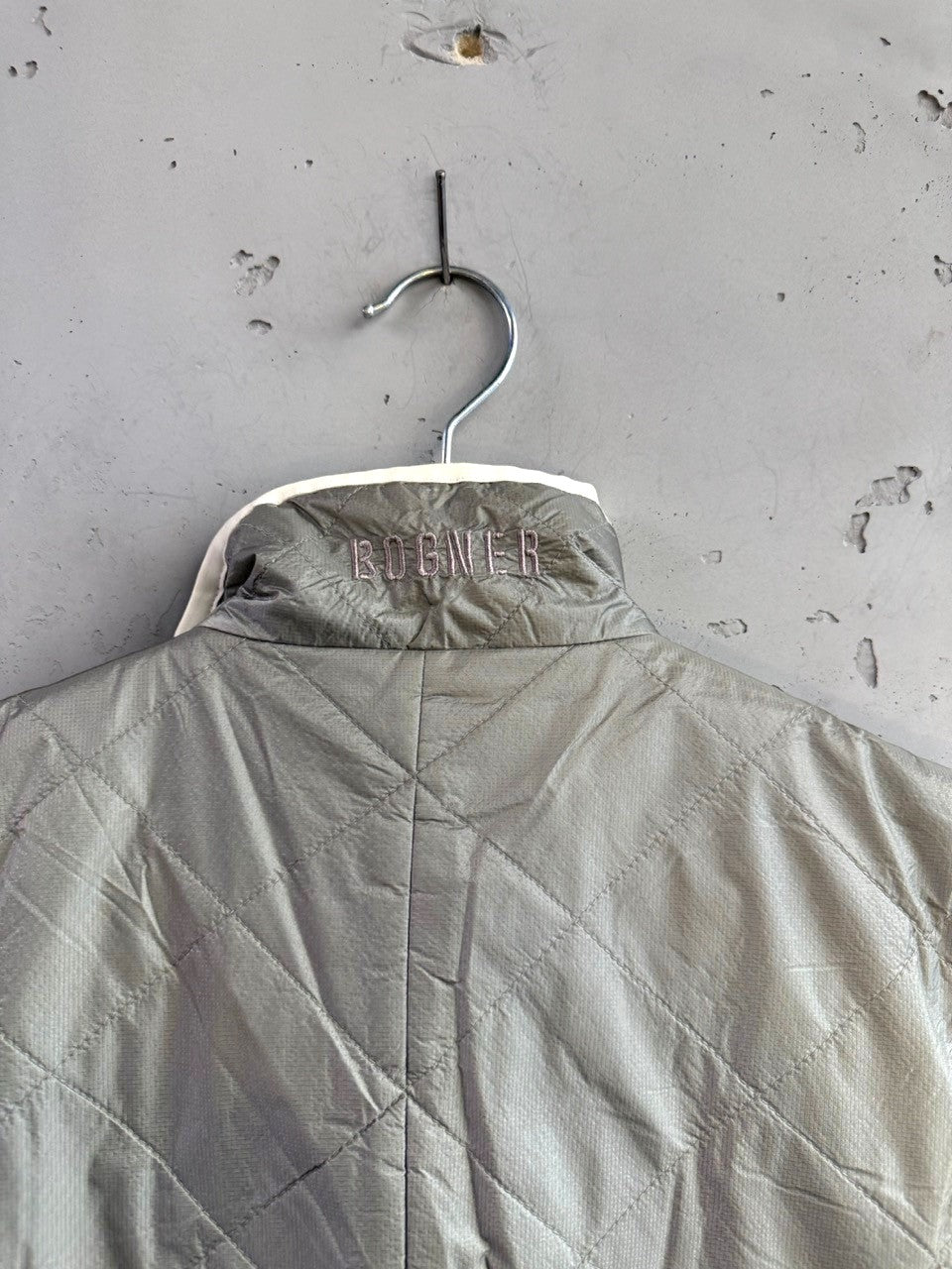 BERLIN VINTAGE CORNER grey Bogner quilted vest with diamond pattern and embroidered logo on the stand-up collar.
