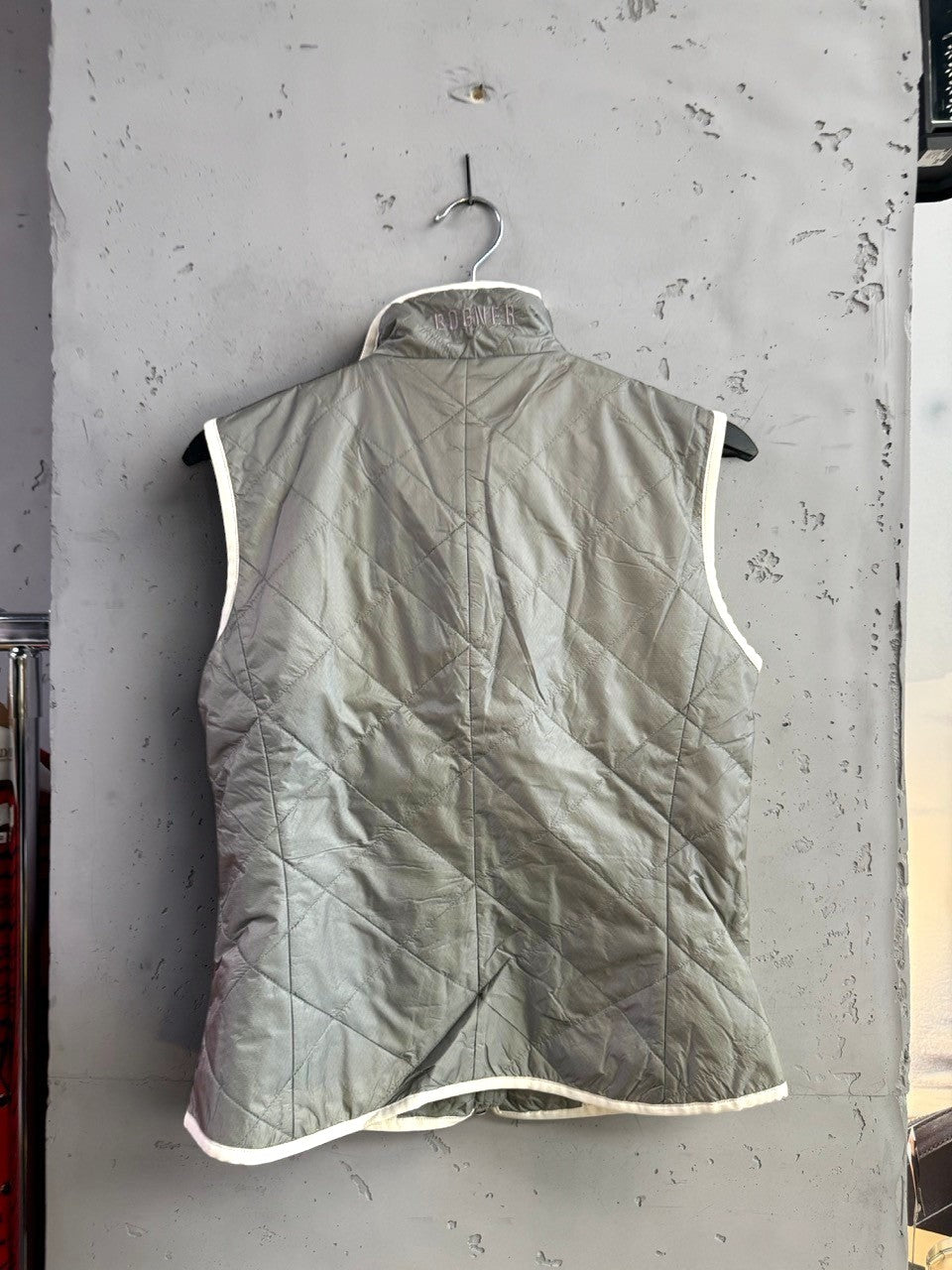 BERLIN VINTAGE CORNER Bogner grey diamond-quilted zip-up vest with white piping and stand-up collar