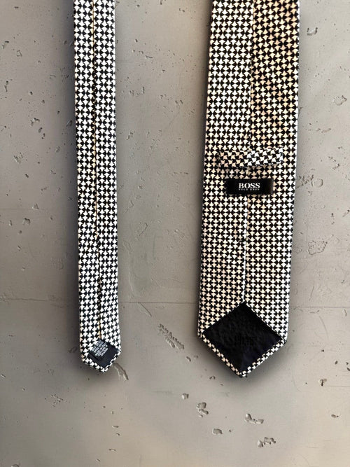 BERLIN VINTAGE CORNER BOSS Hugo Boss formal necktie featuring a black and white geometric micro-pattern design.