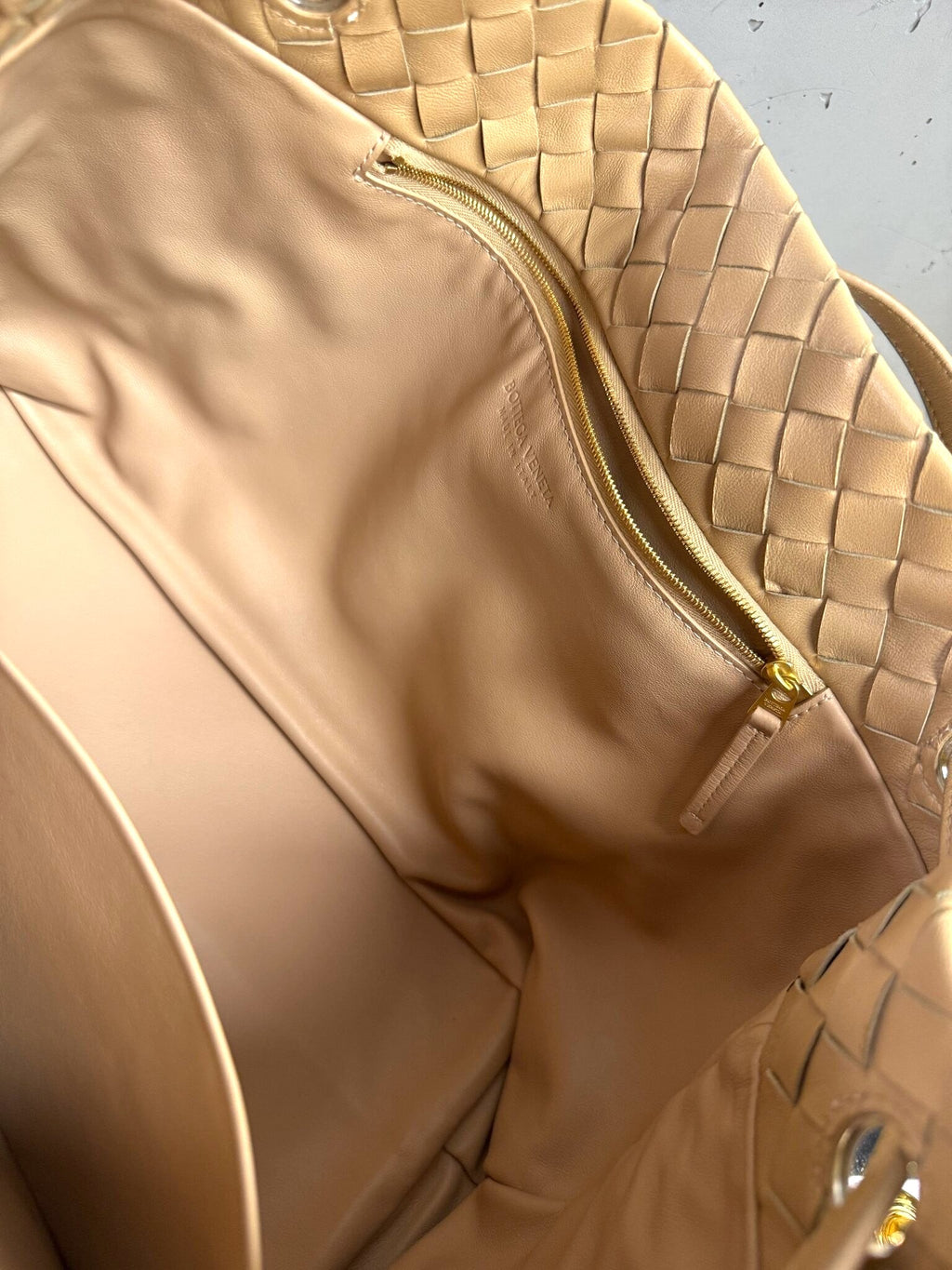 BERLIN VINTAGE CORNER Bottega Veneta beige woven leather handbag interior with gold zipper pocket and embossed logo