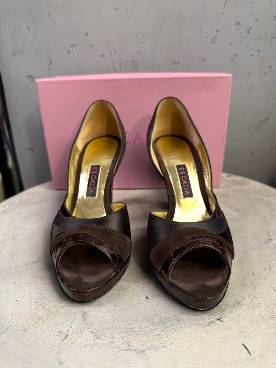 BERLIN VINTAGE CORNER brown suede and patent leather peep-toe heels with side cut-outs and gold interior.