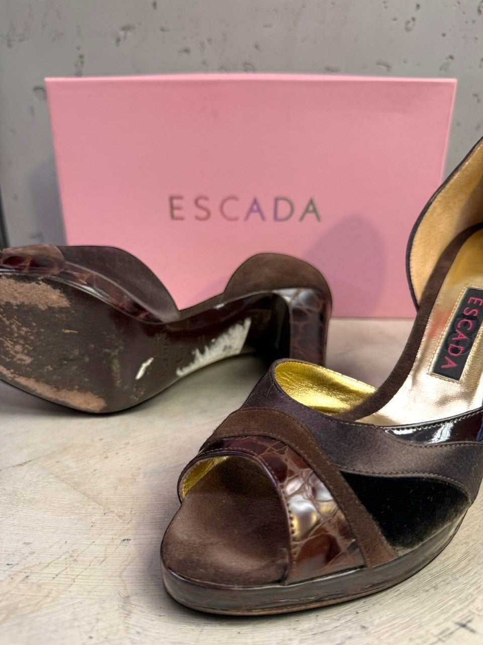 BERLIN VINTAGE CORNER women's brown suede and patent leather peep-toe heels with side cut-out and gold lining.
