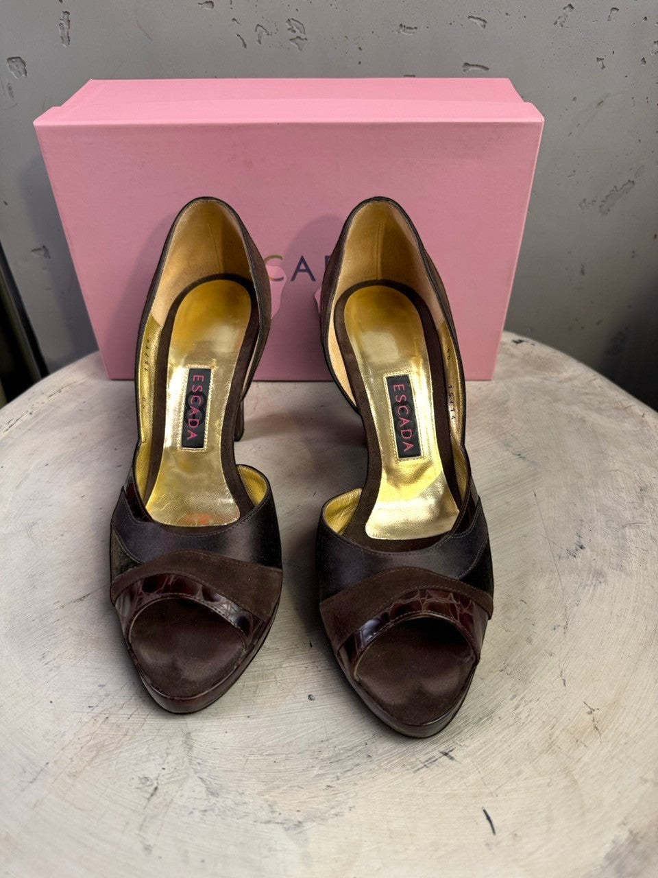 BERLIN VINTAGE CORNER women's brown suede and patent leather peep-toe heels with side cut-outs and gold lining.