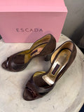 BERLIN VINTAGE CORNER women's brown suede and patent leather peep-toe heels with side cut-outs and embossed pattern.