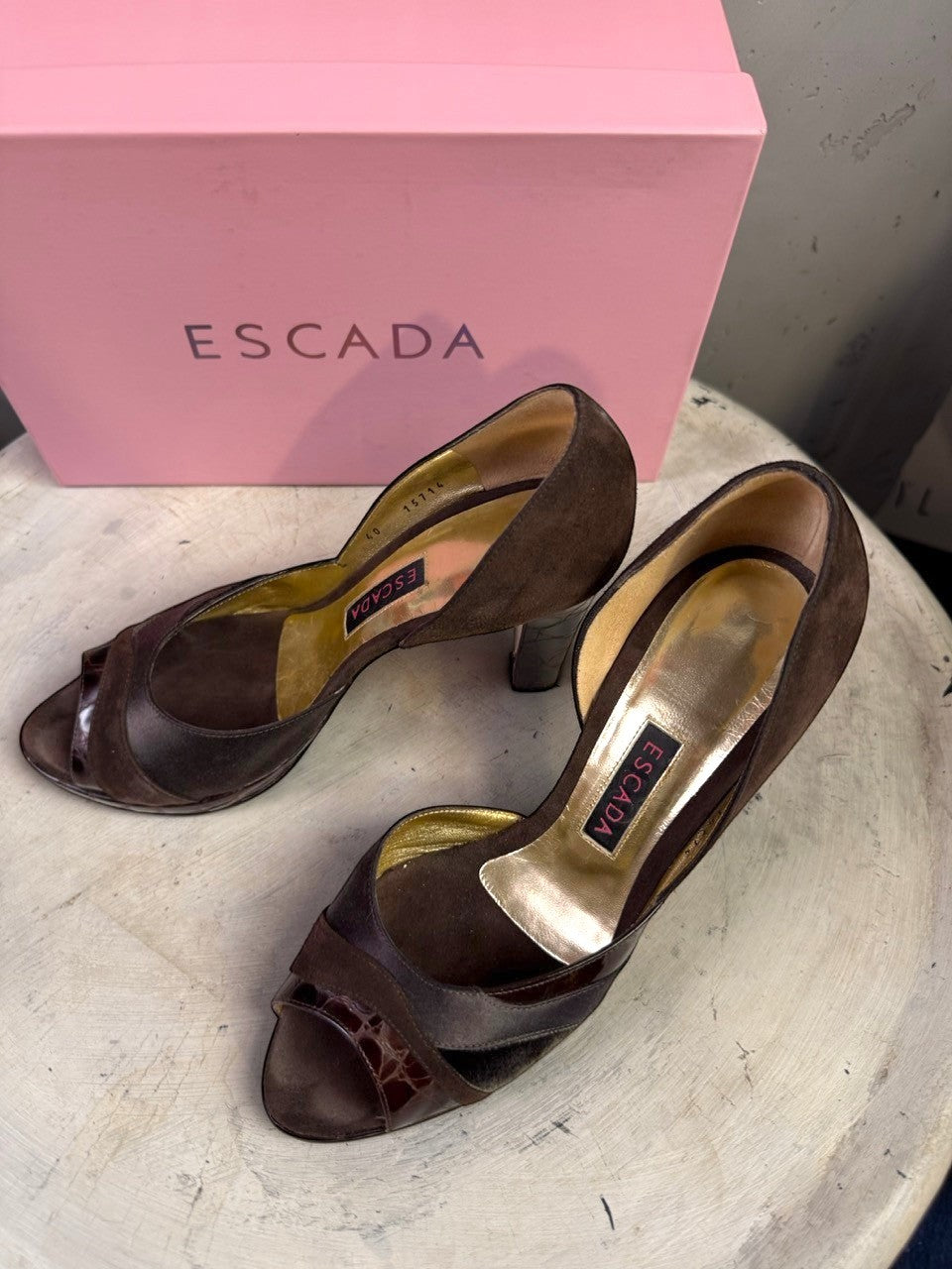 BERLIN VINTAGE CORNER women's brown suede and patent leather peep-toe heels with side cut-outs and embossed pattern.