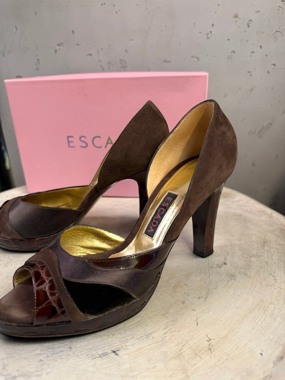 BERLIN VINTAGE CORNER brown suede and patent leather peep-toe heels with side cut-outs and gold lining.
