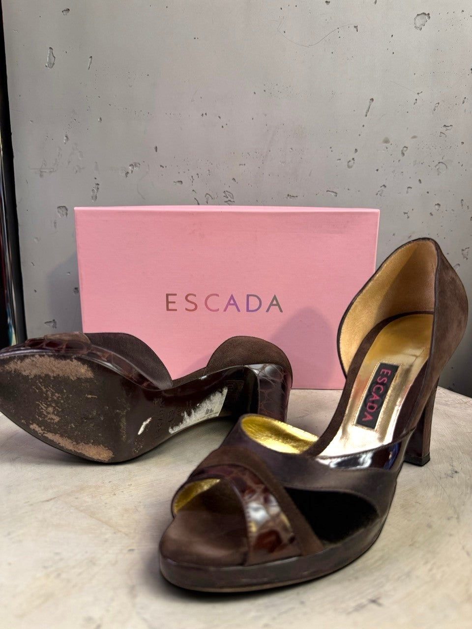 BERLIN VINTAGE CORNER women's brown suede & patent leather peep-toe heels with cut-outs and gold lining.