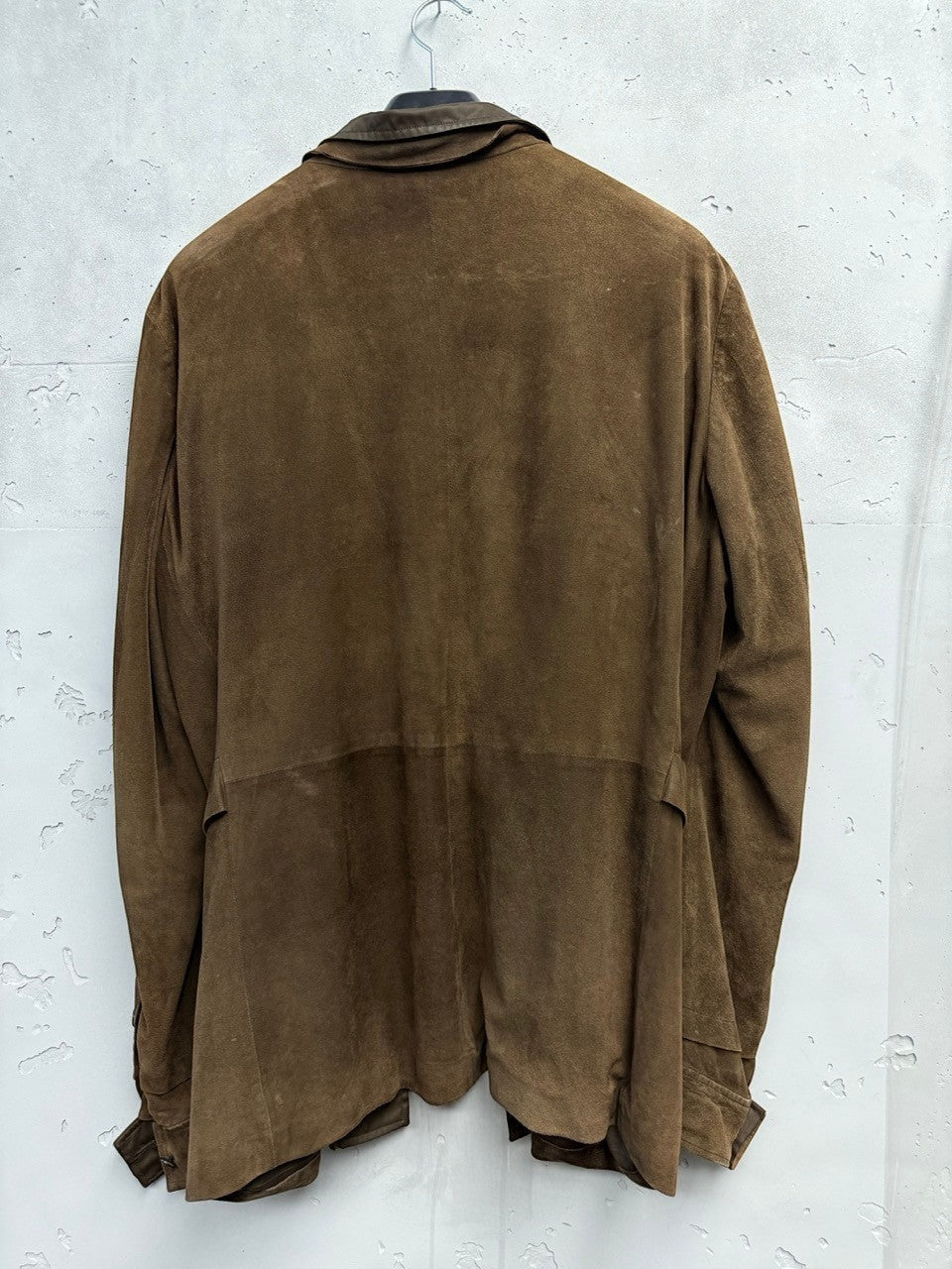 BERLIN VINTAGE CORNER brown suede utility jacket with multiple pockets and relaxed fit.