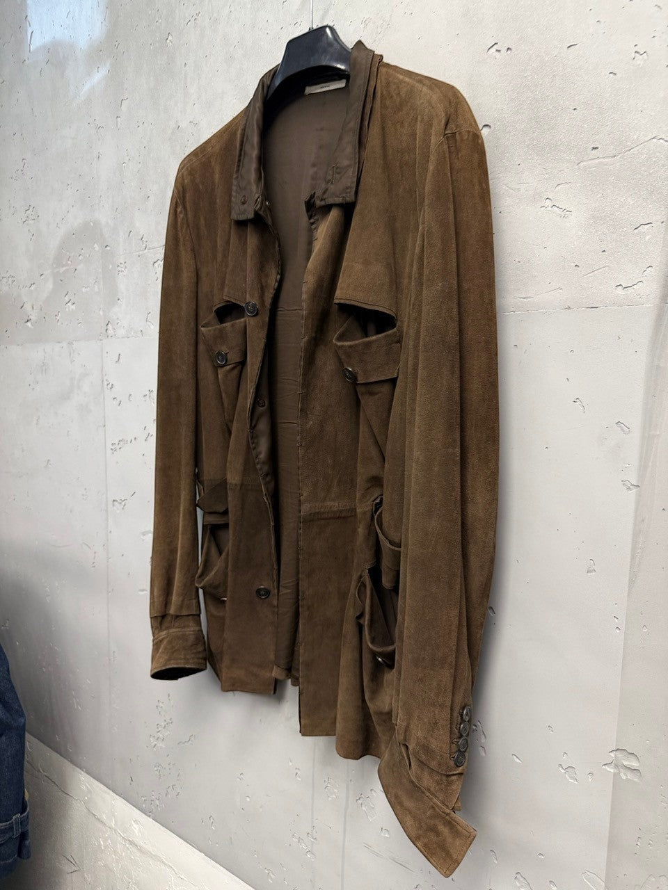 BERLIN VINTAGE CORNER brown suede utility jacket with multiple pockets and relaxed fit.