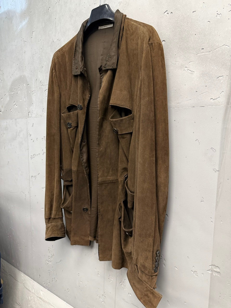 BERLIN VINTAGE CORNER brown suede utility jacket with multiple pockets and relaxed fit.