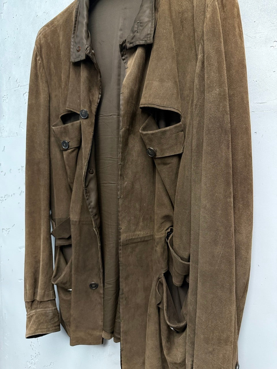 BERLIN VINTAGE CORNER brown suede utility jacket with multiple pockets and relaxed fit.