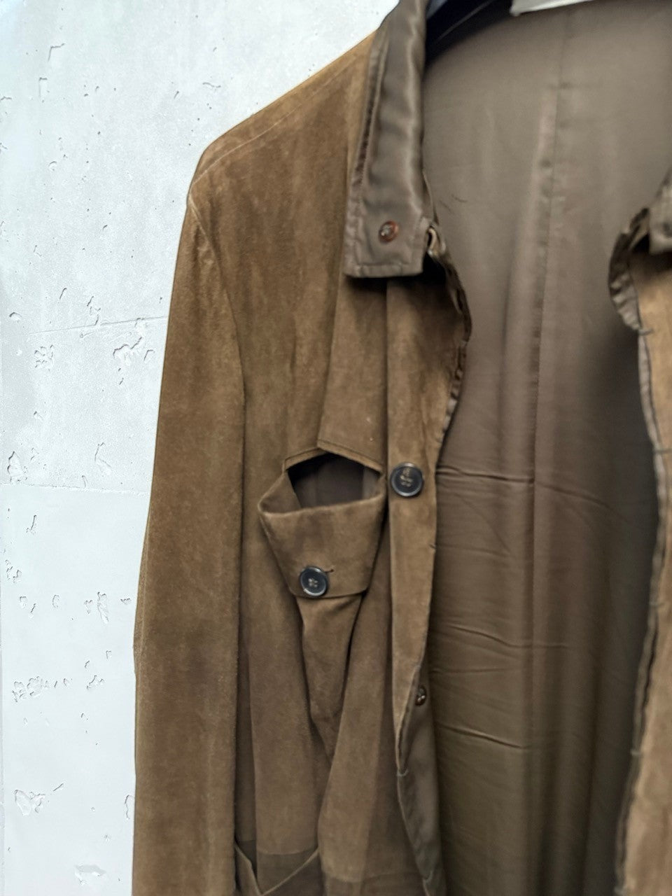 BERLIN VINTAGE CORNER brown suede utility jacket with multiple pockets and button closure.