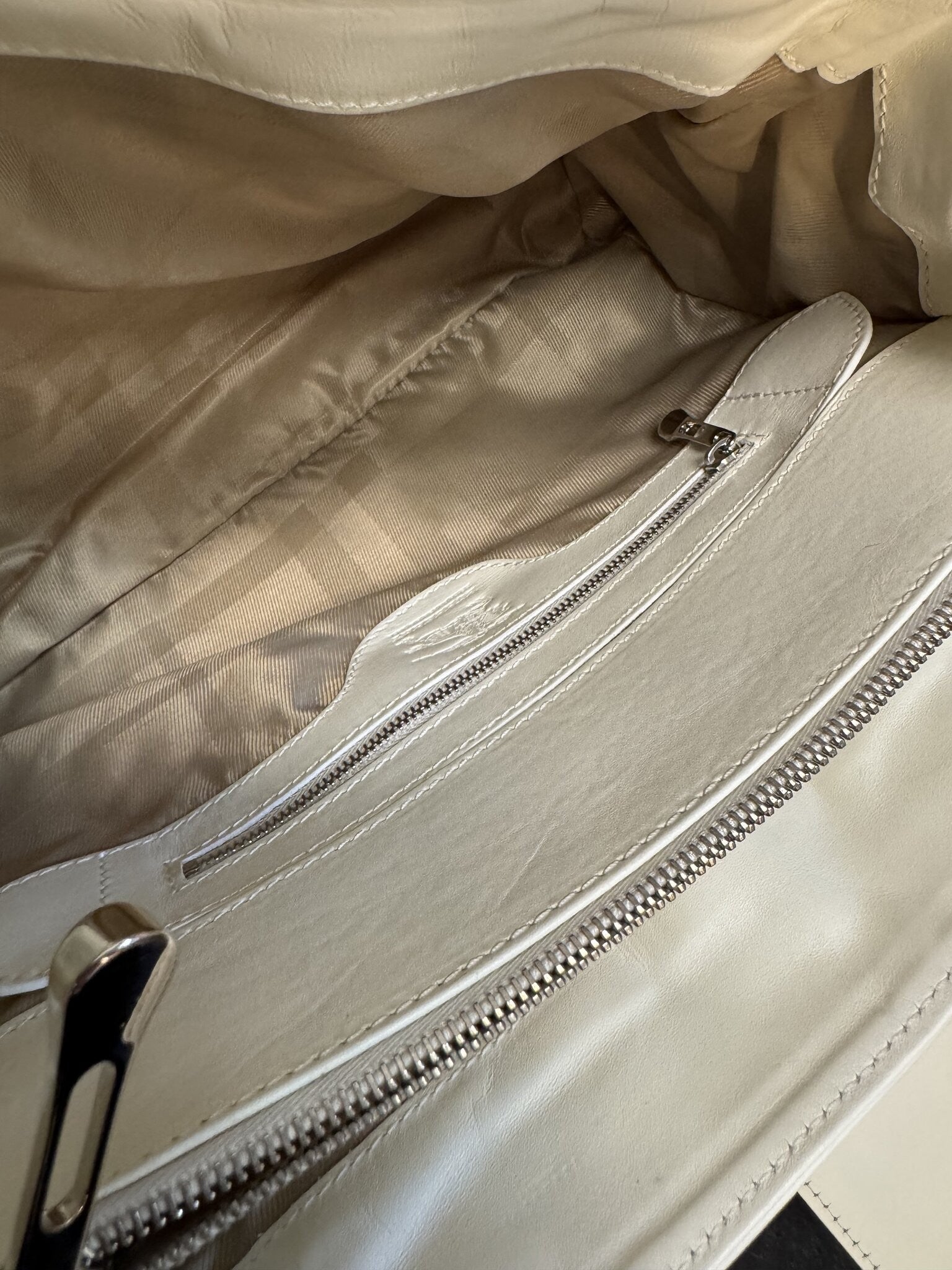Interior of a white quilted leather Burberry handbag from BERLIN VINTAGE CORNER featuring a zippered pocket